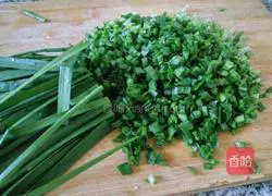 Illustration of how to make leek and egg dumpling fillings 2