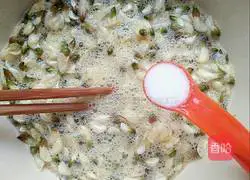 Illustration of how to make cartoon sophora egg pancake 3