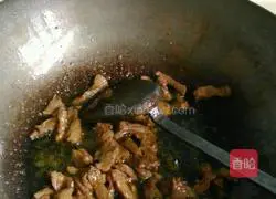 Illustration of how to make green pepper and shredded pork noodles 3