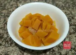 Illustration of how to make piggy pumpkin steamed buns 1