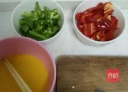 Illustration of how to make fried noodles with two peppers and eggs 1