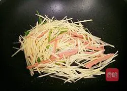 Illustration of how to make green pepper and shredded potato fried rice 5