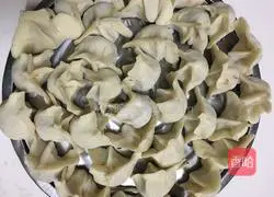 Illustration of how to make pickled cabbage and pork dumplings 8