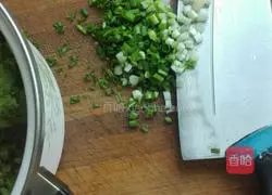 Illustration of how to make celery and pork dumplings 6