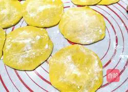 Illustration of how to make pumpkin buns 8