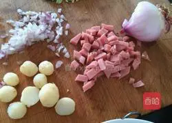 Illustration of how to make bacon, potato and egg fried rice (no obvious egg pieces) 2