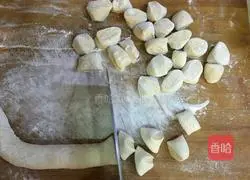 Illustration of how to make beef and leek dumplings 9