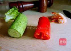 Illustration of how to make shrimp and cucumber pocket cake 1