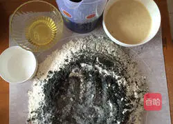 Illustration of how to make black sesame and brown sugar steamed buns 1