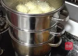 Illustration of how to make steamed buns with brown sugar filling 7