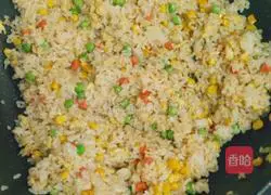 Illustration of how to make fried rice with corn, peas, eggs, ham and ham 6