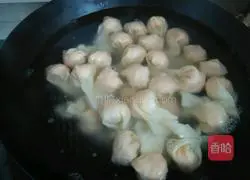 Illustration of how to make carrot and meat wontons 9