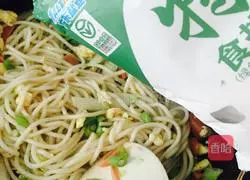 Illustration of how to make vegetarian egg fried noodles 9