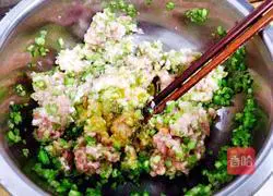Illustration of how to make celery and meat dumpling filling 2