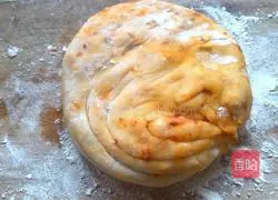 Soy sauce flavor Illustration of how to make green onion pancake 8