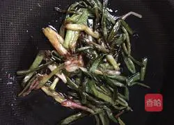 Illustration of how to make noodles with scallion oil 4