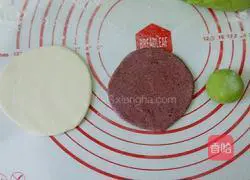 Illustration of how to make Sunflower Buns 6