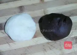 Illustration of how to make football steamed buns 1