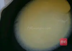 Illustration of how to make creamy strawberry crepe 4