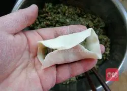 Illustration of how to make celery stuffed dumplings 12