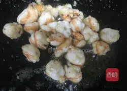 Illustration of how to make carrot, corn and shrimp fried rice 6