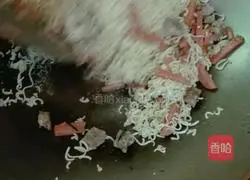 Illustration of how to make fried noodles with diced luncheon meat 7