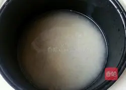 Illustration of how to make braised rice with peas and carrots 2