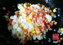Illustration of how to make carrot, corn and egg fried rice 7