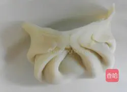 Illustration of how to make three fresh dumplings 8