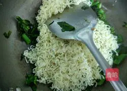 Illustration of how to make stir-fried noodles with minced kale and minced meat 6