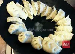 Illustration of how to make pot stickers and dumplings 7