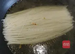 Illustration of how to make rice noodles with minced meat and omelette 6