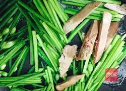 Illustration of how to make stir-fried noodles with leek seedlings, foie gras and eggs 9