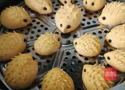 Illustration of how to make pumpkin and hedgehog steamed buns 17