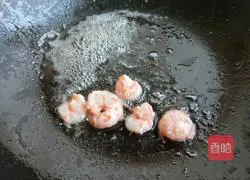 Illustration of how to make shrimp and egg fried rice 4