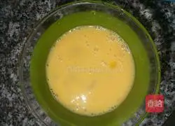 Illustration of how to make bacon and egg fried rice 2