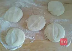 Illustration of how to make Lianghe noodles and donkey meat stuffed buns 18