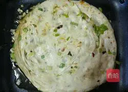 Illustration of how to make crispy scallion pancake 8