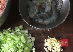 Illustration of how to make dumplings stuffed with pork, prawns, corn kernels and chives 2