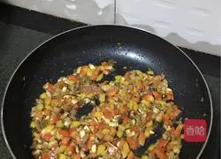 Illustration of how to make fried rice with colorful pepper, bacon and mushrooms 4