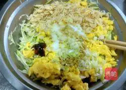 Illustration of how to make zucchini, egg and shrimp dumplings 8