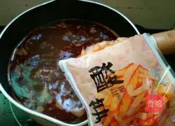 Spicy Illustration of how to make crayfish flavored snail noodles 12