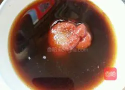 Illustration of how to make noodles with oyster sauce and tomato sauce 2