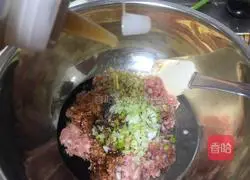 Illustration of how to make pork and leek stuffed dumplings 6