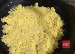 Illustration of how to make golden egg fried rice 4
