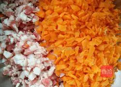 Illustration of how to make carrot and mutton dumpling stuffing 3 