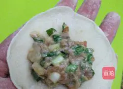 Illustration of making dumplings with squid and three delicacies stuffing 16