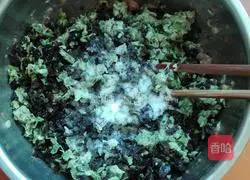 Illustration of how to make pork and locust flower dumplings 14