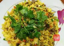 Illustration of how to make curry beef and egg fried rice 12