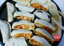 Illustration of how to make pot stickers and dumplings 5